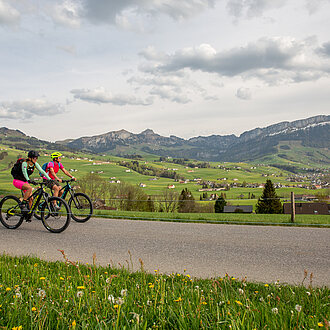 Biken in der Hügellandschaft